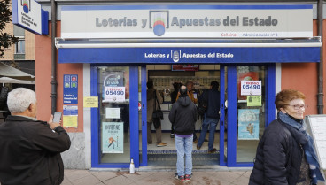 Administración situada en la calle Marqués de Casa Quijano celebra que ha vendido parte del número 5490 correspondiente al 'Gordo' del Sorteo Extraordinario de la Lotería de Navidad, a 22 de diciembre de 2022, en  Moreda de Aller, Asturias