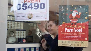 Una empleada de la administración situada en la calle Hierbabuena celebra que han vendido parte del número 5490 correspondiente al 'Gordo' del Sorteo Extraordinario de la Lotería de Navidad, a 22 de diciembre de 2022, en L’Hospitalet de Llobregat, Barcelona, Catalunya