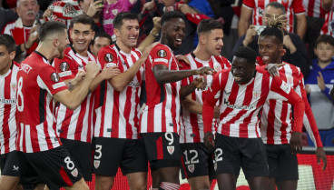 BILBAO, 28/11/2024.- El lateral del Athletic Club Adama Boiro (2d) celebra tras abrir el marcador durante el partido de primera ronda de Liga Europa entre el Athletic Club y el IF Elfsborg, este jueves en estadio de San Mamés. EFE/ Luis Tejido