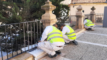 Alumnos de un programa de empleo, trabajando en una plaza de Lorca