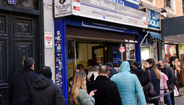 Gente esperando para comprar la tradicional lotería de Navidad. Hay largas colas, sobre todo en el puesto de venta de Doña Manolita, que es uno de los lugares más tradicionales para vender billetes de lotería de Navidad