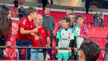 Niños de Osasuna jugando a piedra papel y tijera