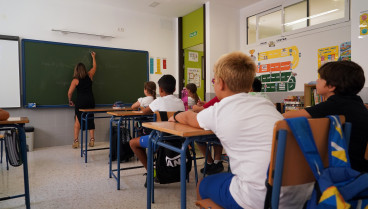 Niños en el aula en su primer día de clase tras la vacaciones