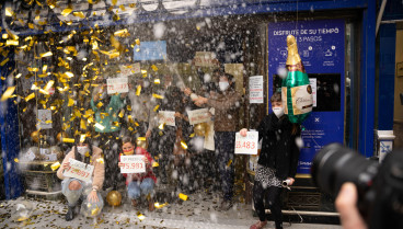 En la conocida administración de loterías de Madrid Doña Manolita celebran que han vendido parte del bote de la lotería de Navidad, valorado en 4 millones de euros, también han vendido varios quintos premios, parte del tercero y del cuarto.