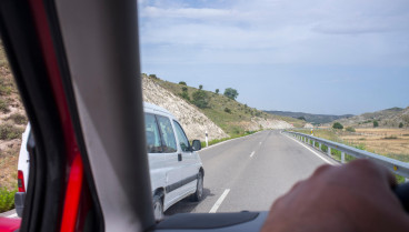 Conductor siendo adelantado en carretera local