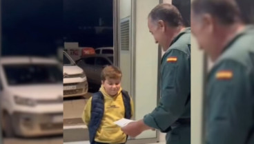 Julián, un niño de Valencia, hace un regalo a la Guardia Civil tras las inundaciones y no puede creer la reacción de un agente