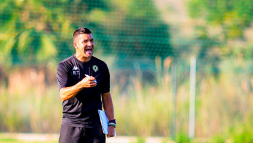 Rubén Torrecilla, entrenador del Hércules, dirige un entrenamiento.