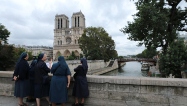 Un grupo de monjas delante de Notre Dame