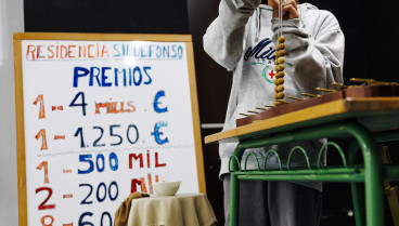 Un niño ensaya el Sorteo Extraordinario de la Lotería de Navidad, en el colegio de San Ildefonso, a 11 de diciembre de 2024, en Madrid (España).