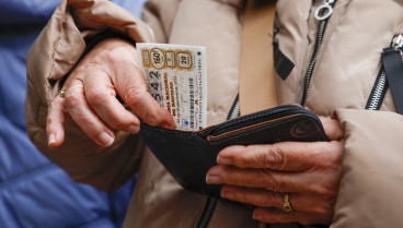 Una persona con un décimo de Lotería de Navidad en la mano