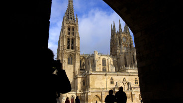 La Catedral de Santa María en Burgos, España, tomada desde debajo del arco de Santa María.