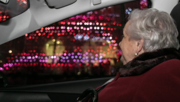 Una mujer observa las luces de Vigo a través de la ventanilla del taxi