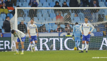 Los jugadores del Real Zaragoza, abatidos. Tras la derrota, Víctor Fernández dice que se aparta y pone el cargo a disposición del presidente Jorge Mas