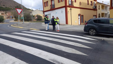 Uno de los pasos de peatones sobreelevados en Oria.