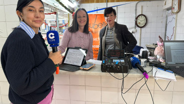 Pilar Cisneros con Verónica y Silvia, propietarias de la Joyería Cubells de Benteúser, uno de los municipios más afectados por la DANA