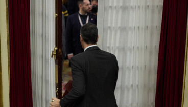 El presidente del Gobierno, Pedro Sánchez, llega a una sesión de control al Gobierno, en el Congreso de los Diputados, a 18 de diciembre de 2024, en Madrid