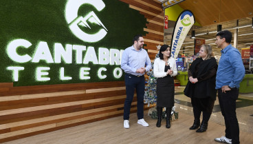 Gema Igual visita la nueva tienda de Cantabria Telecom en el Centro Comercial El Alisal.