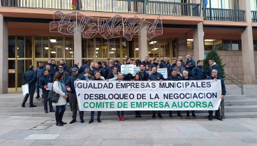 Concentración de conductores de Aucorsa ante el Ayuntamiento de Córdoba.