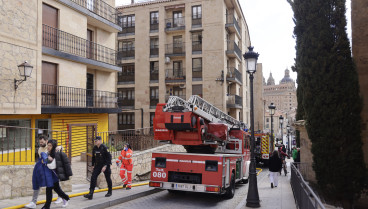 Varias unidades de bomberos, policía y ambulancias se movilizan en el centro de Salamanca.