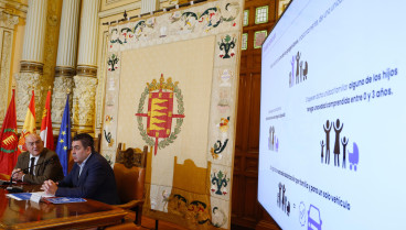 Jesús Julio Carnero, alcalde de Valladolid, durante la presentación de la nueva exención para familias