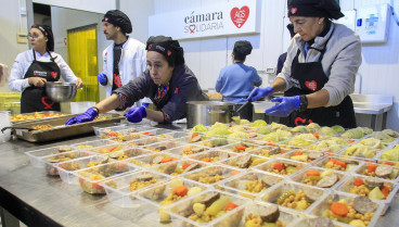 GRAFCVA4493. MUTXAMEL (ALICANTE), 20/12/2024.- Vista general de la preparación en Alicante Gastronómica Solidaria de menús especiales para Nochebuena y Navidad a repartir en la zona afectada por la dana de Valencia a cargo de chefs con Estrellas Michelin y Soles Repsol y coordinados por el repostero alicantino Paco Torreblanca. Morell/EFE