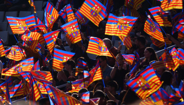 Aficionados del Barcelona con banderas en un partido del equipo en Montjuic.