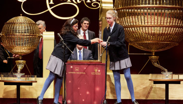 Las niñas de San Ildefonso reparten premios en el Teatro Real