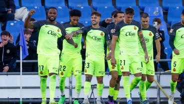 Larin celebra su gol de penalti con sus compañeros