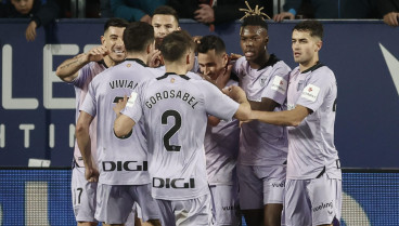 Berenguer celebra con sus compañeros el 1-2 del Athletic contra Osasuna.