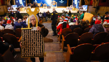 Asistentes aguardan el inicio del sorteo de la Lotería de Navidad