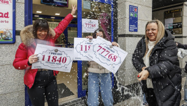 BURGOS, 22/12/2024.- Las dueñas de la administración de lotería número 12 de Burgos celebran que han vendido un tercer y un cuarto premio de la lotería de navidad. EFE/Santi Otero