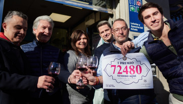 Propietario y empleados de la administración número 6 de Logroño celebran que han vendido El Gordo de la Lotería de Navidad: el 72480