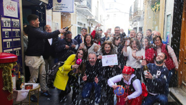 Vecinos de Baza celebran tras ser agraciados con el quinto premio del Sorteo Especial de Navidad este domingo.