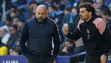 Manolo González, dirigiendo al RCD Espanyol en el banquillo en el RCDE Stadium