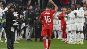 MADRID, 22/12/2024.- El defensa del Sevilla Jesús Navas recibe un homenaje en su último partido como futbolista profesional antes del encuentro de LaLiga entre el Real Madrid y el Sevilla, este domingo en el estadio Santiago Bernabéu. EFE/ Fernando Villar