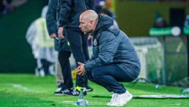 José Alberto, en cuclillas durante el partido ante el Eldense