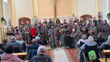 Miembros de la corporación municipal cantando las pascuas en una de las residencias de mayores de Lorca