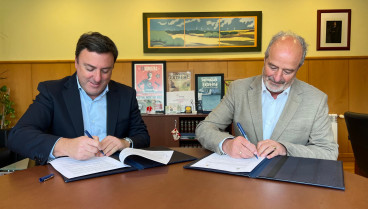 Valentín González y Juan Alonso durante la firma del convenio en la Alcaldía de As Somozas