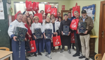 Coca-Cola reparte comidas de Navidad en Oviedo