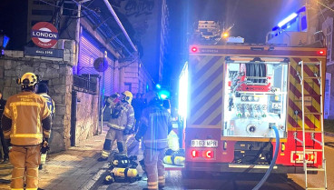 Los bomberos de Ferrol en el exterior del inmueble y durante su actuación