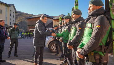 El delegado del Gobierno en Andalucía, Pedro Fernández, junto a efectivos del dispositivo invernal de la Guardia Civil en Sierra Nevada