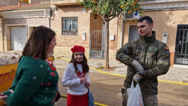 Una niña de Aldaia reparte polvorones a los militares movilizados por la dana.Sofía, una niña de nueve años de Aldaia (Valencia), ha repartido polvorones a algunos de los militares movilizados a su pueblo desde la dana del pasado 29 de octubre, un gesto que ha tenido tras ver cómo trabajaban estos efectivos desde la ventana de su casa.POLITICA ESPAÑA EUROPA SOCIEDAD COMUNIDAD VALENCIANAFACEBOOK GUILLERMO LUJÁN