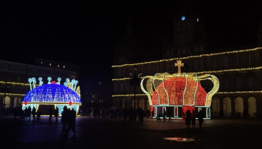 Luces coronas de Navidad en la Plaza de María Pita de A Coruña