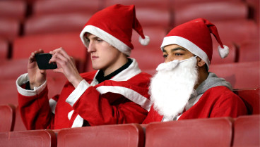 Aficionados vestidos de Papa Noel, en un partido de la Premier League.