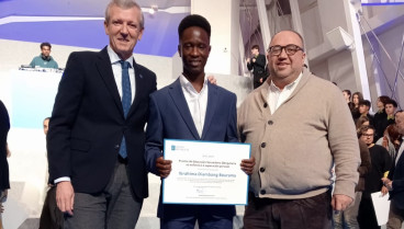 Ibrahima posa con su diploma junto al presidente de la Xunta y el director de los centros San Aníbal, Jesús Iglesias