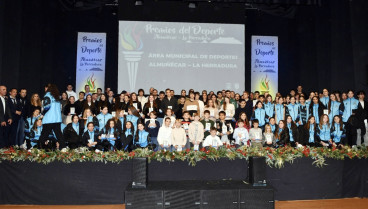 Organizadores y premiados posaron a la finalización de la Gala