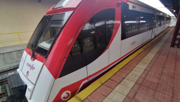 Foto de uno de los nuevos trenes de la antigua FEVE en la estación de Ferrol