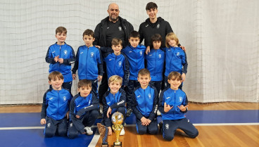 Los pre benjamines con los trofeos logrados este sábado en Lugo