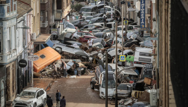 Vehículos amontonados en una calle tras las intensas lluvias de la fuerte dana en Alfafar, Valencia, el 30 de octubre de 2024. El año 2024 quedó marcado para siempre en el imaginario colectivo de los españoles por las devastadoras inundaciones en la provincia de Valencia (este) generadas por la dana del 29 de octubre que, con unas precipitaciones que batieron el récord de lluvia máxima en una hora registrada en España, dejaron una profunda cicatriz. El peor balance del temporal es la cifra de víctimas mortales: 222 personas, se busca todavía a otras 4, de todas las edades arrastradas por el agua mientras estaban en sus coches, garajes o en las planta bajas de sus casas. EFE/Biel Aliño