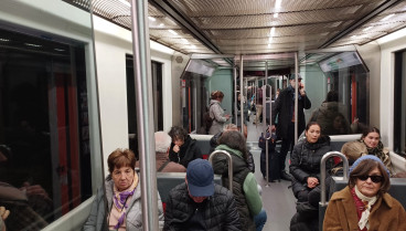 Pasajeros de Metro Bilbao en un vagón parado